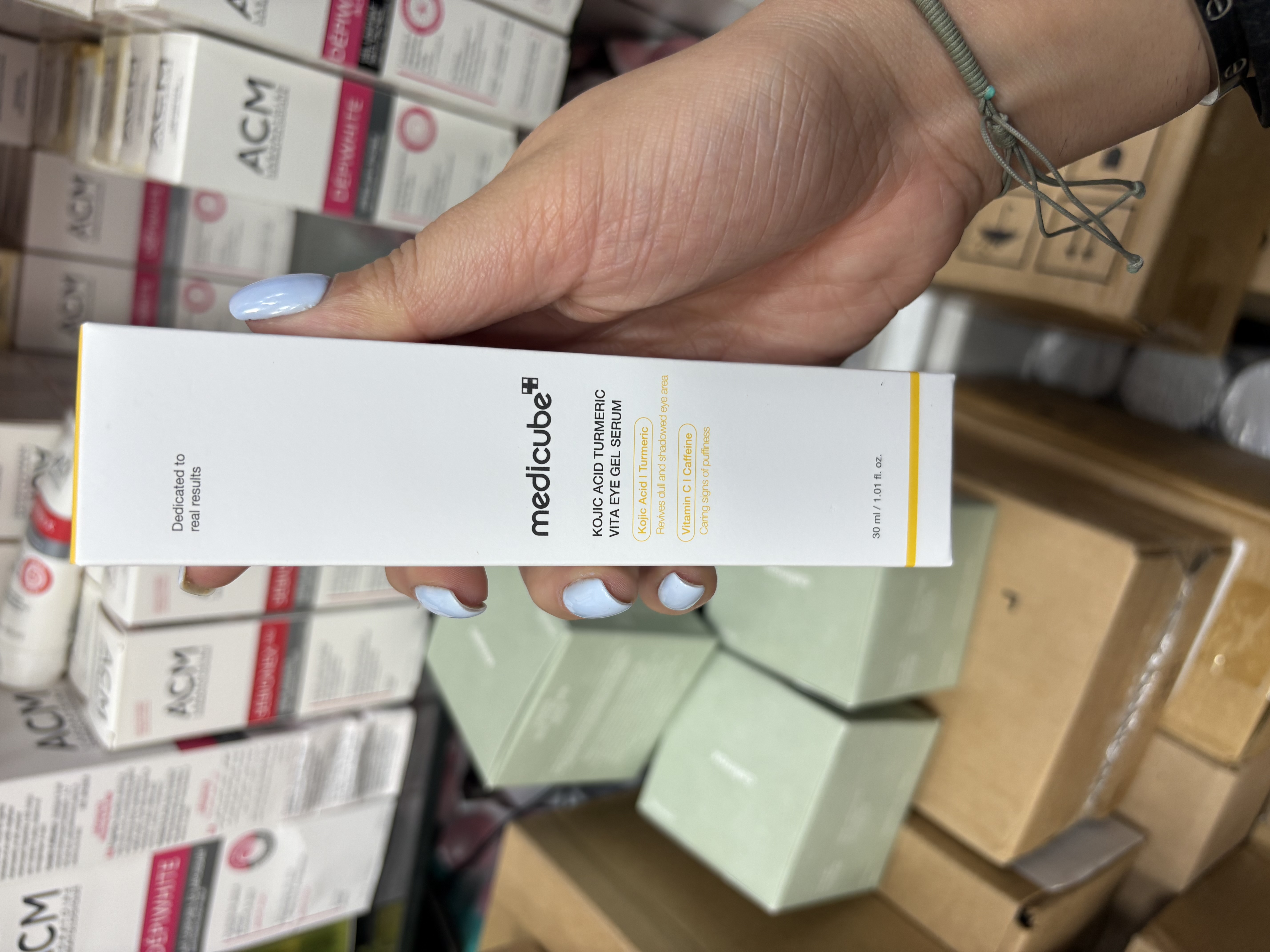 سرم ژلی دور چشم کوجیک اسید و زرد چوبه مدیکیوب Medicube Kojic Acid Turmeric Vita Eye