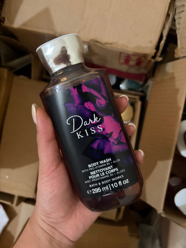 شامپو بدن بس اند بادی ورکز مدل Dark Kiss با رایحه میوه مناسب برای انواع پوست حجم 295 میلیلیتر