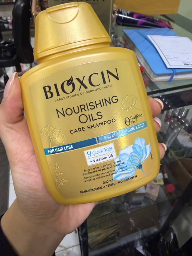 شامپو ضد ریزش ۹ گیاه مدل CARE SHAMPOO مخصوص مو خشک و اسیب دیده ۳۰۰ میلی لیتر بدون سولفات