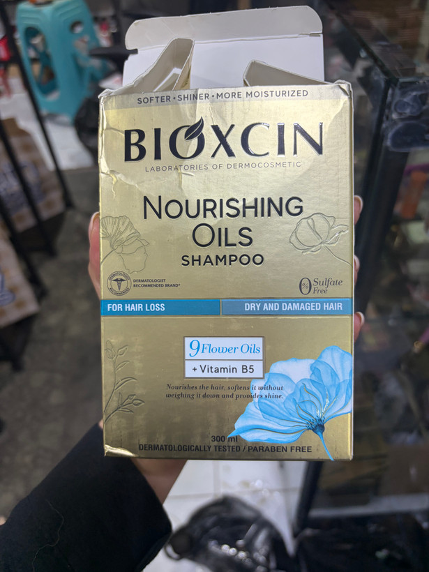 شامپو ضد ریزش ۹ گیاه مدل CARE SHAMPOO مخصوص مو خشک و اسیب دیده ۳۰۰ میلی لیتر بدون سولفات