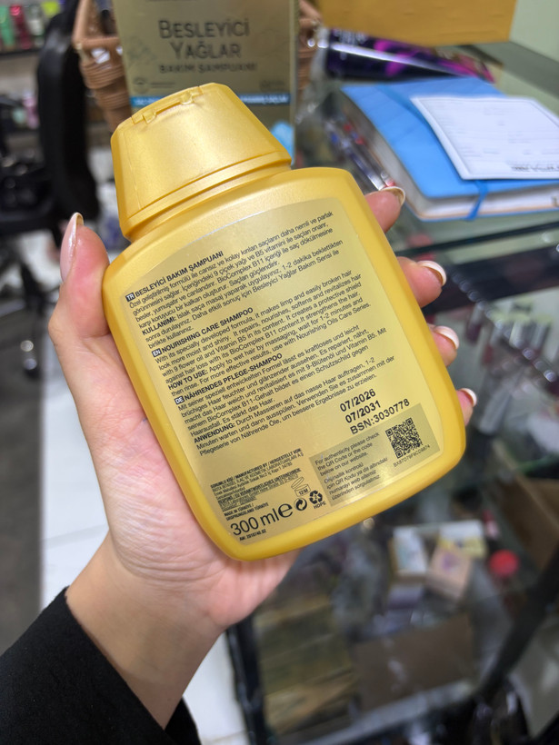 شامپو ضد ریزش ۹ گیاه مدل CARE SHAMPOO مخصوص مو خشک و اسیب دیده ۳۰۰ میلی لیتر بدون سولفات