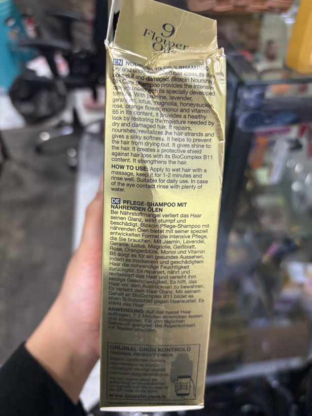 شامپو ضد ریزش ۹ گیاه مدل CARE SHAMPOO مخصوص مو خشک و اسیب دیده ۳۰۰ میلی لیتر بدون سولفات
